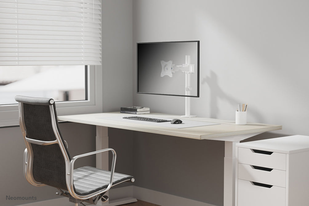 NM-D135WHITE is a desk support with 3 pivot points for flat screens up to 30 inches (76 cm).